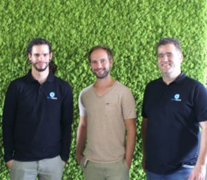 Innovative Wandgestaltung: Marvin, Sebastian Hamann (Geschäftsführer von Shopware) und Matthias vor der Naturwand mit echtem Moos