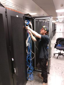 Johannes beim Ausbau eines Servers im Rechenzentrum 