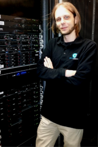 Martin vor den Serverracks in einem unserer Rechenzentren