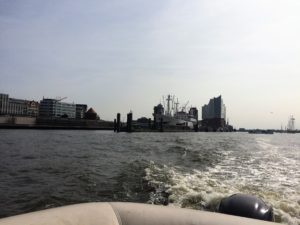 Direkt an der Elbphilharmonie vorbei