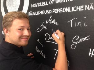 Unser neuer Kollege Walter unterzeichnet die  compositiv Visions-Wand