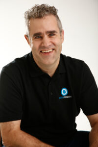 Matthias von compositiv schaut sitzend in die Kamera